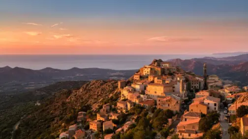 Village corse pittoresque dans les montagnes